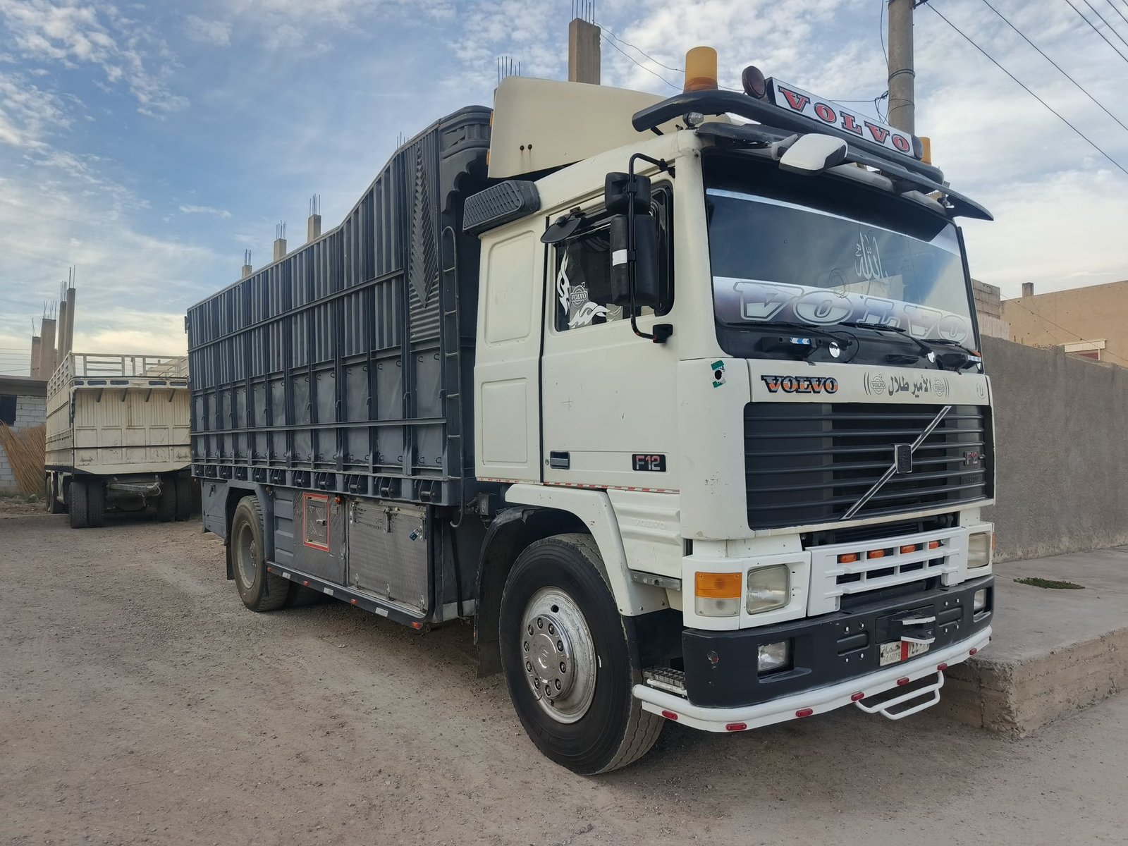 For Sell Volvo Truck and Trailer, Volvo Syria Trailer, model 1994, size F12, Truck for sell in RAQQA
