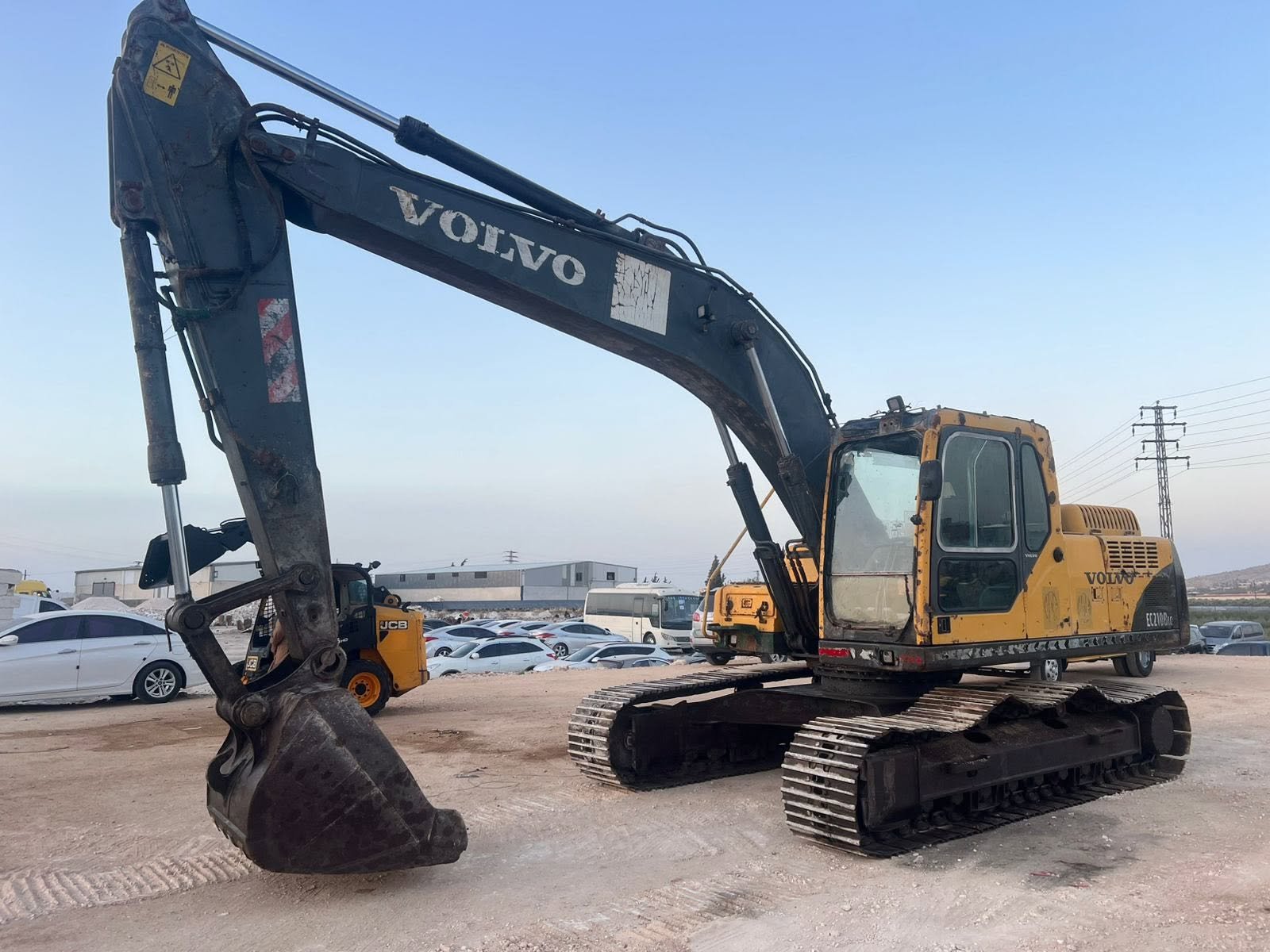 Syria Excavator for sell, volvo truck for sell in Sarmada Idlib, model 2005