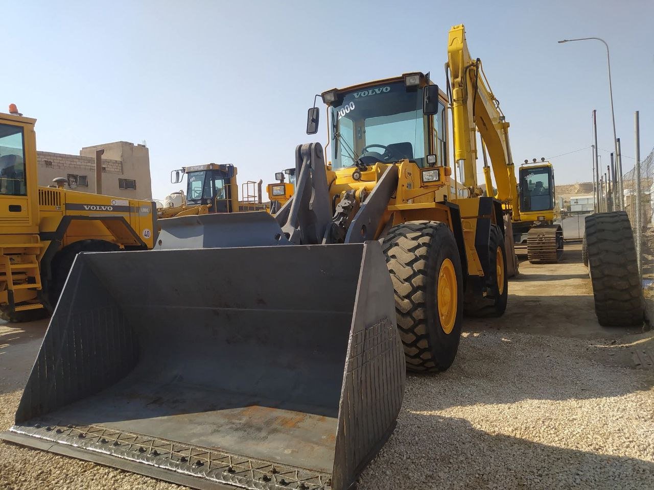 بيع وشراء تركسات في سوريا، متوفر تركس VOLVO L90D موديل 2000، وارد أمريكا، متوفر في حمص