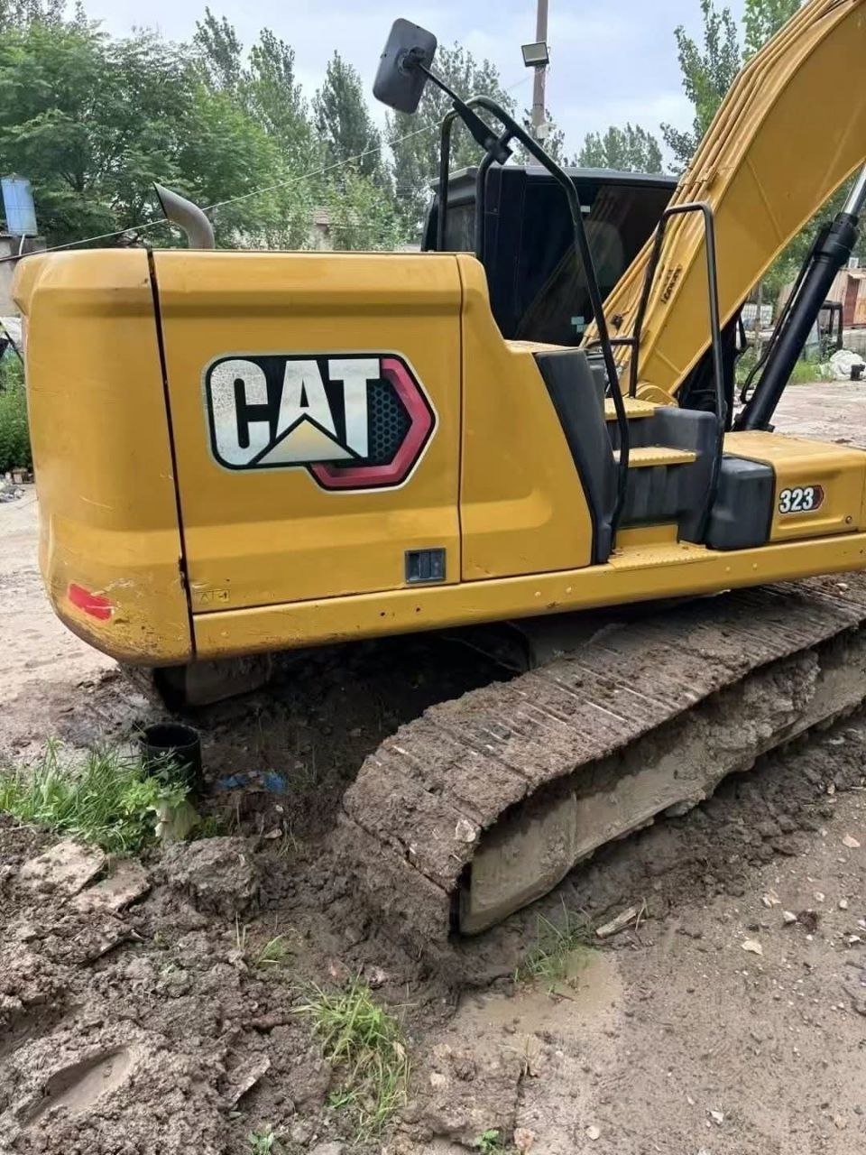 CAT323 excavator, 2011 model, located in Damascus - Yaafour, don’t miss the chance to own the cleanest heavy machinery in Syria