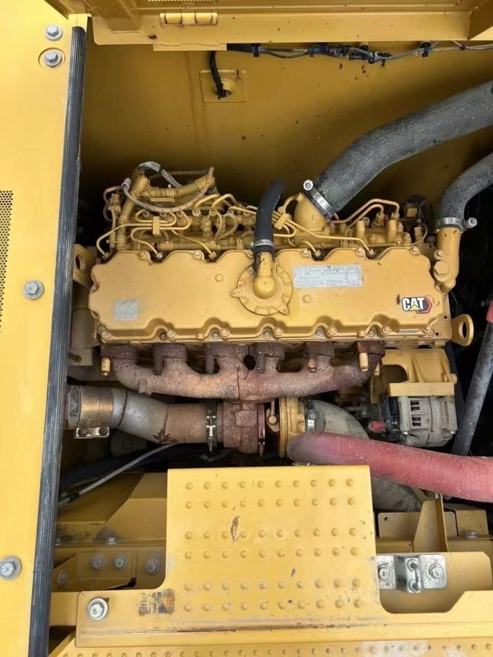 CAT323 excavator, 2011 model, located in Damascus - Yaafour, don’t miss the chance to own the cleanest heavy machinery in Syria