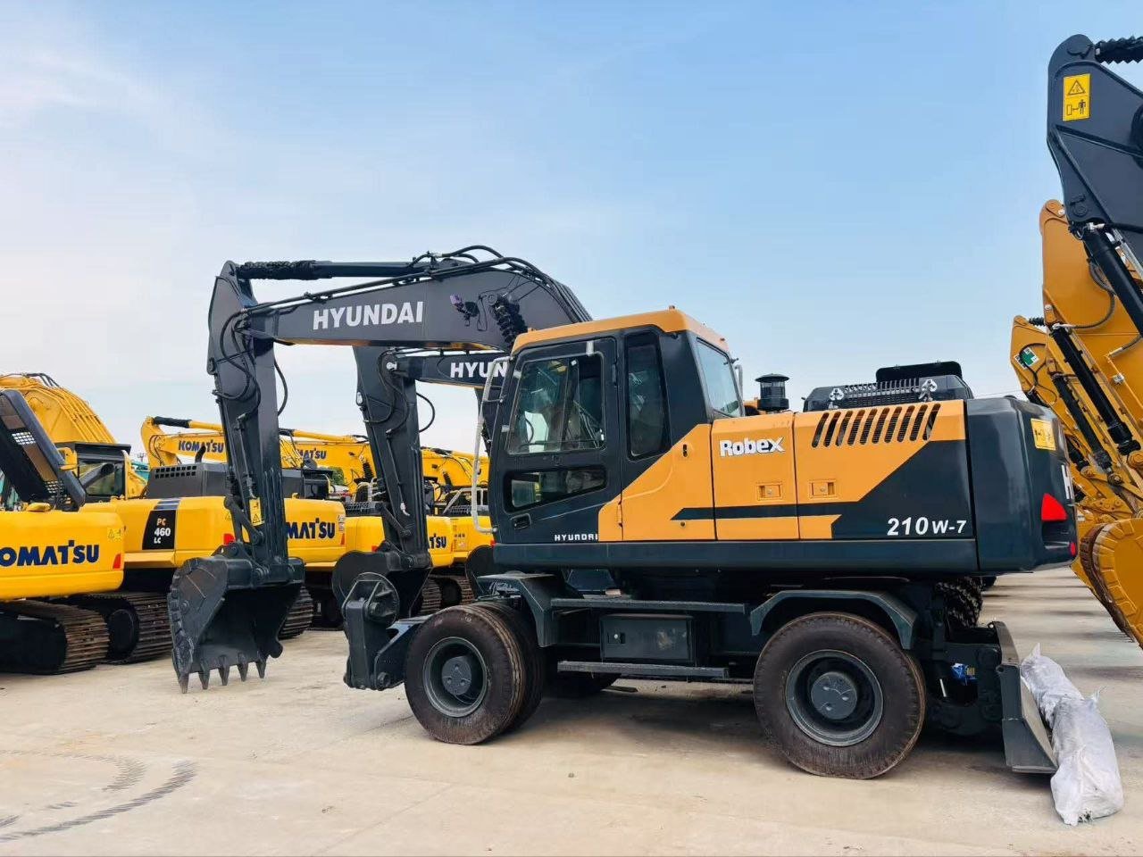 Hyundai 210W-7 excavator, 2010 model – excellent condition, located in Aleppo, buy heavy machinery directly from the owner