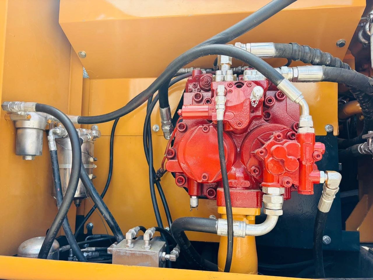 Hyundai 210W-7 excavator, 2010 model – excellent condition, located in Aleppo, buy heavy machinery directly from the owner