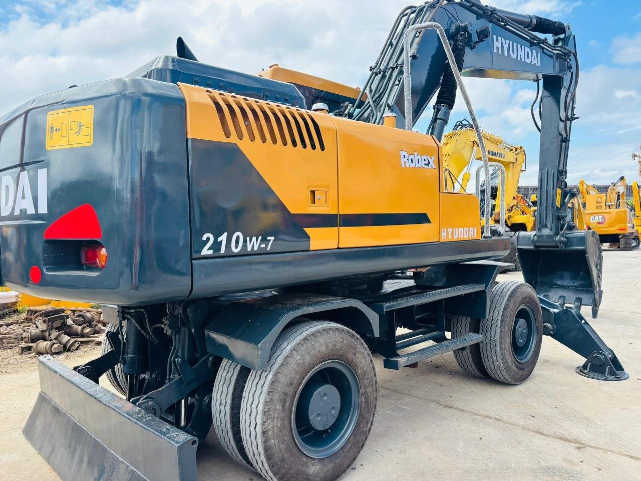 Hyundai 210W-7 excavator, 2010 model – excellent condition, located in Aleppo, buy heavy machinery directly from the owner