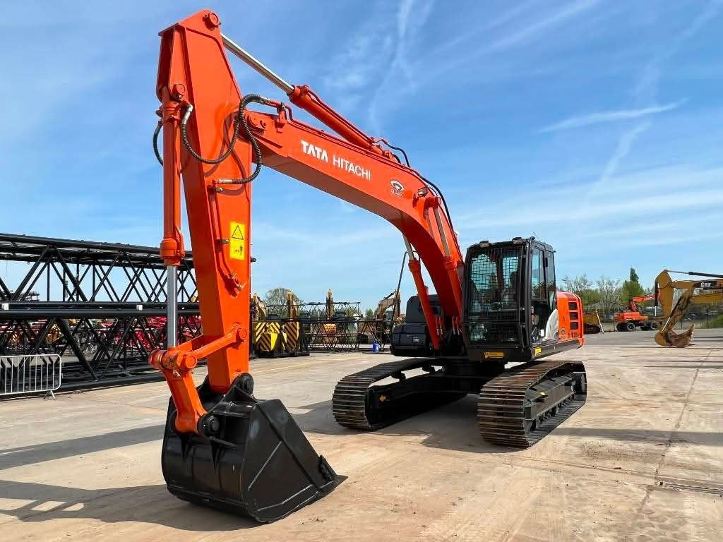 Hitachi 220 Excavator Zero Hours European Import First-Class 2023 Model in Excellent Condition, Located in Homs