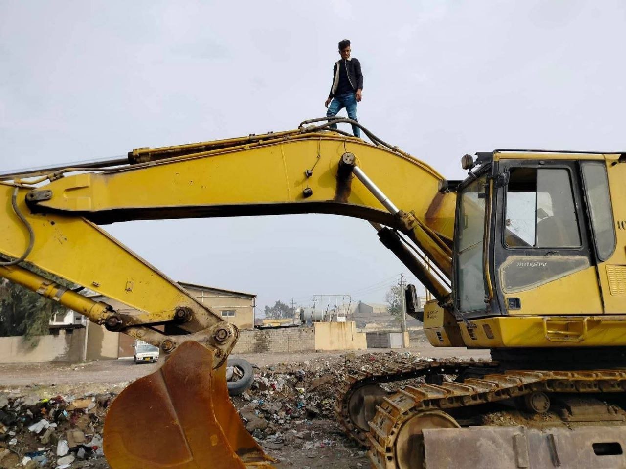 Caterpillar Excavator Size 350 Model 2002 Ready for Work, Location Daraa