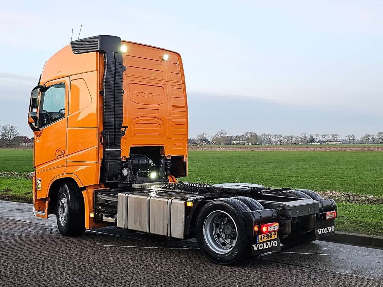 رأس سيارة شاحنة Volvo 420 مديل 2015 وارد أوروبي مجمرك للبيع في اللاذقية, بيع وشراء المعدات الثقيلة سوريا