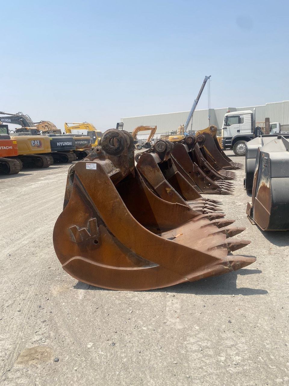بيع جميع مستلزمات المعدات الباكر والتركس، بيع بكت وسطل حفارات نظيفة لتصديرها عبر المعدات السورية