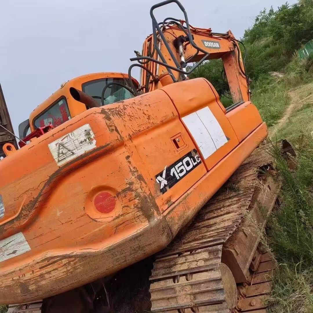 Doosan Excavator for Sale in Homs, 1999 Doosan 150 Excavator, Located in Homs, Heavy Equipment Prices