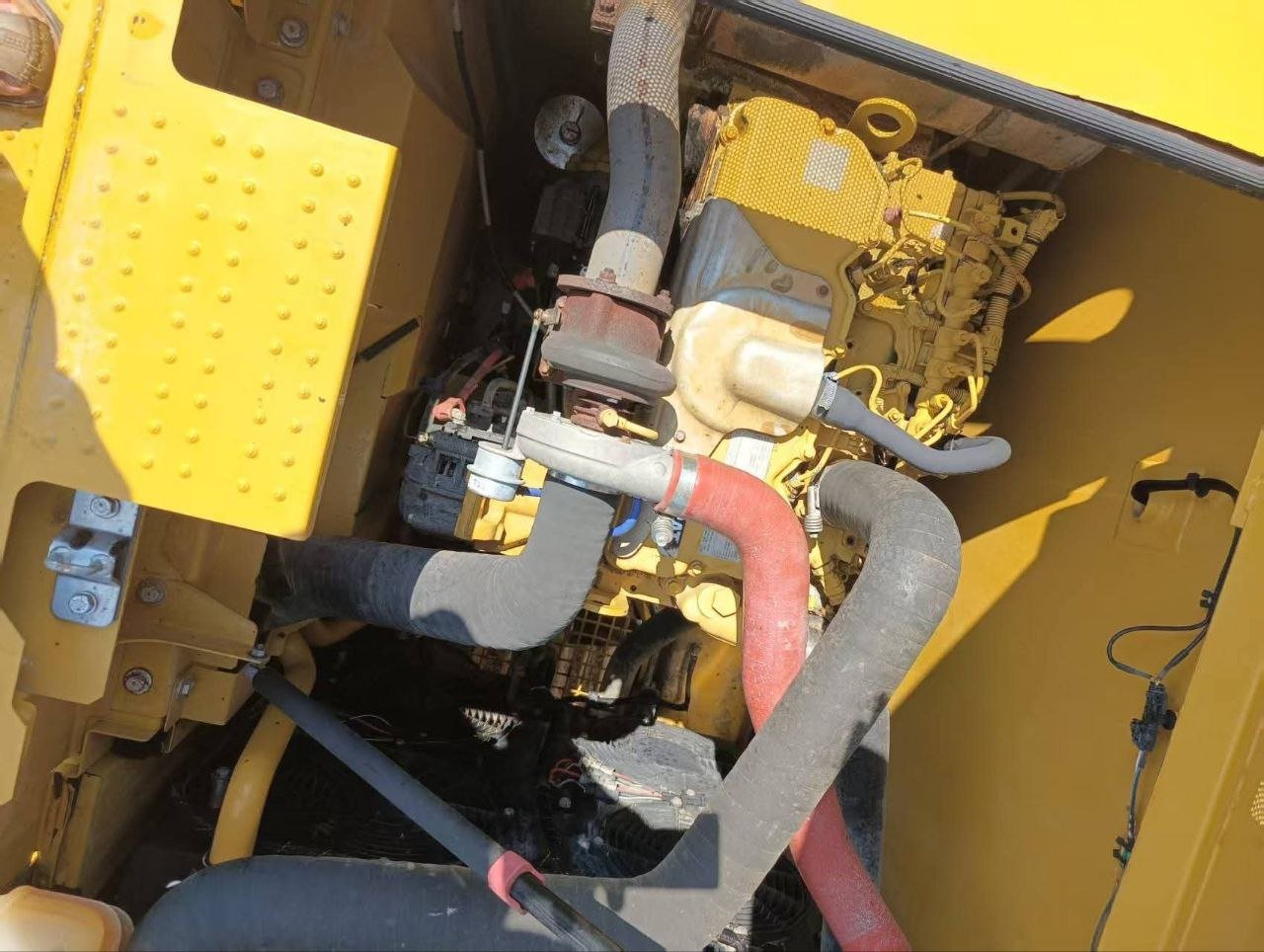 حفارة كاتربيلر للبيع في حلب، حفارة كاتربيلر 320GC موديل 2013، تواجد حلب، سوق الشاحنات والمعدات في سوريا