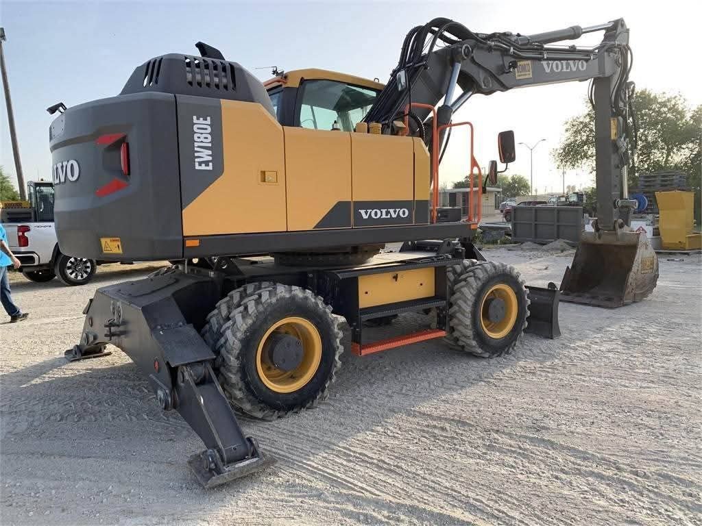 للبيع حفارة فولفو في حماة، حفارة فولفو دولاب EW180E موديل 2019 شبه جديد – جاهز للعمل فورًا، تواجد حماة