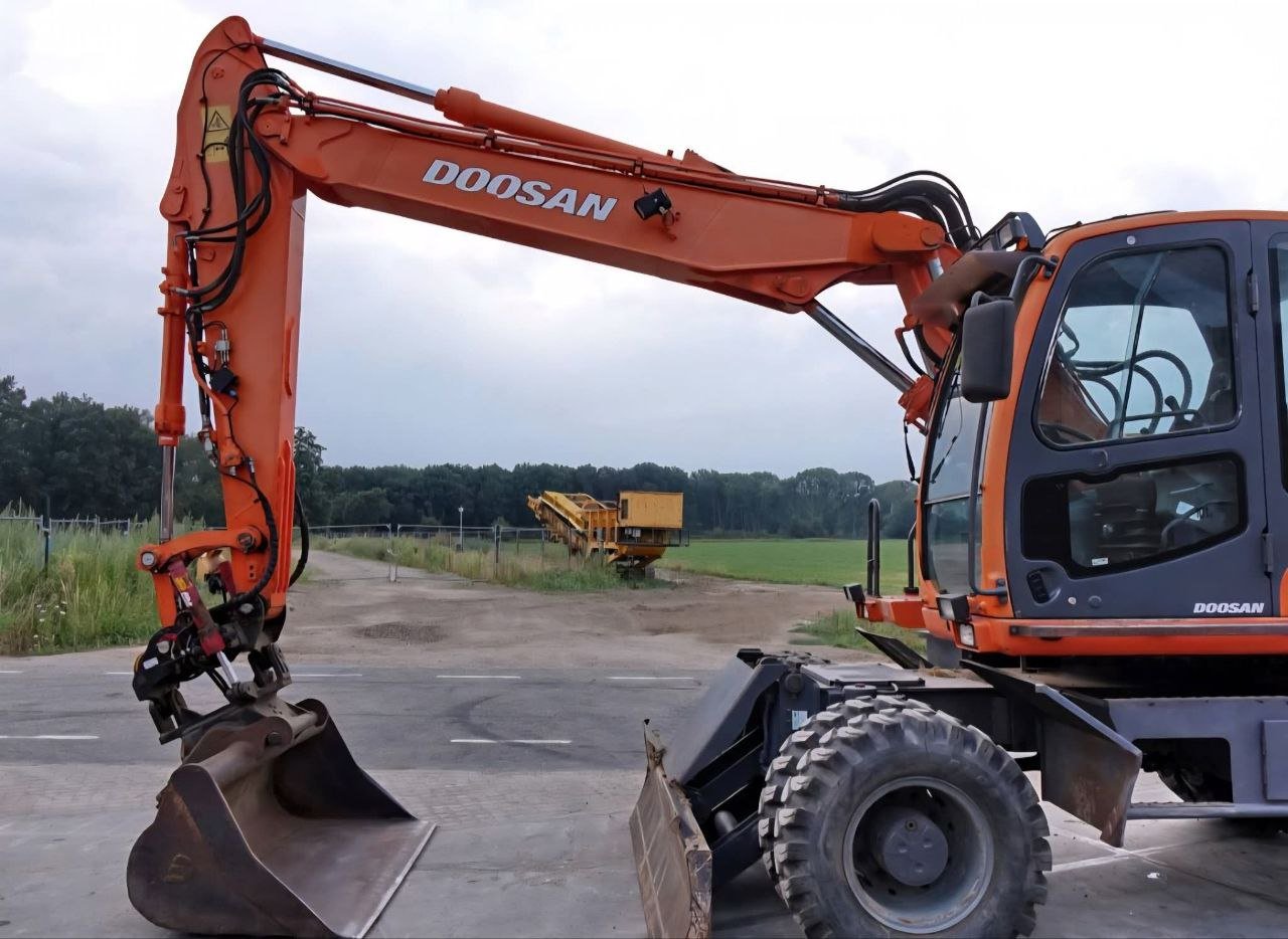 Doosan Excavator for Sale in Homs, Doosan DX140W Wheel Excavator 2015 European Imported and Cleared, Located in Homs