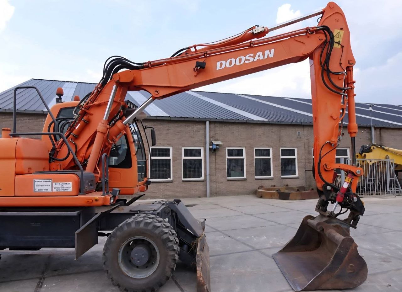 Doosan Excavator for Sale in Homs, Doosan DX140W Wheel Excavator 2015 European Imported and Cleared, Located in Homs