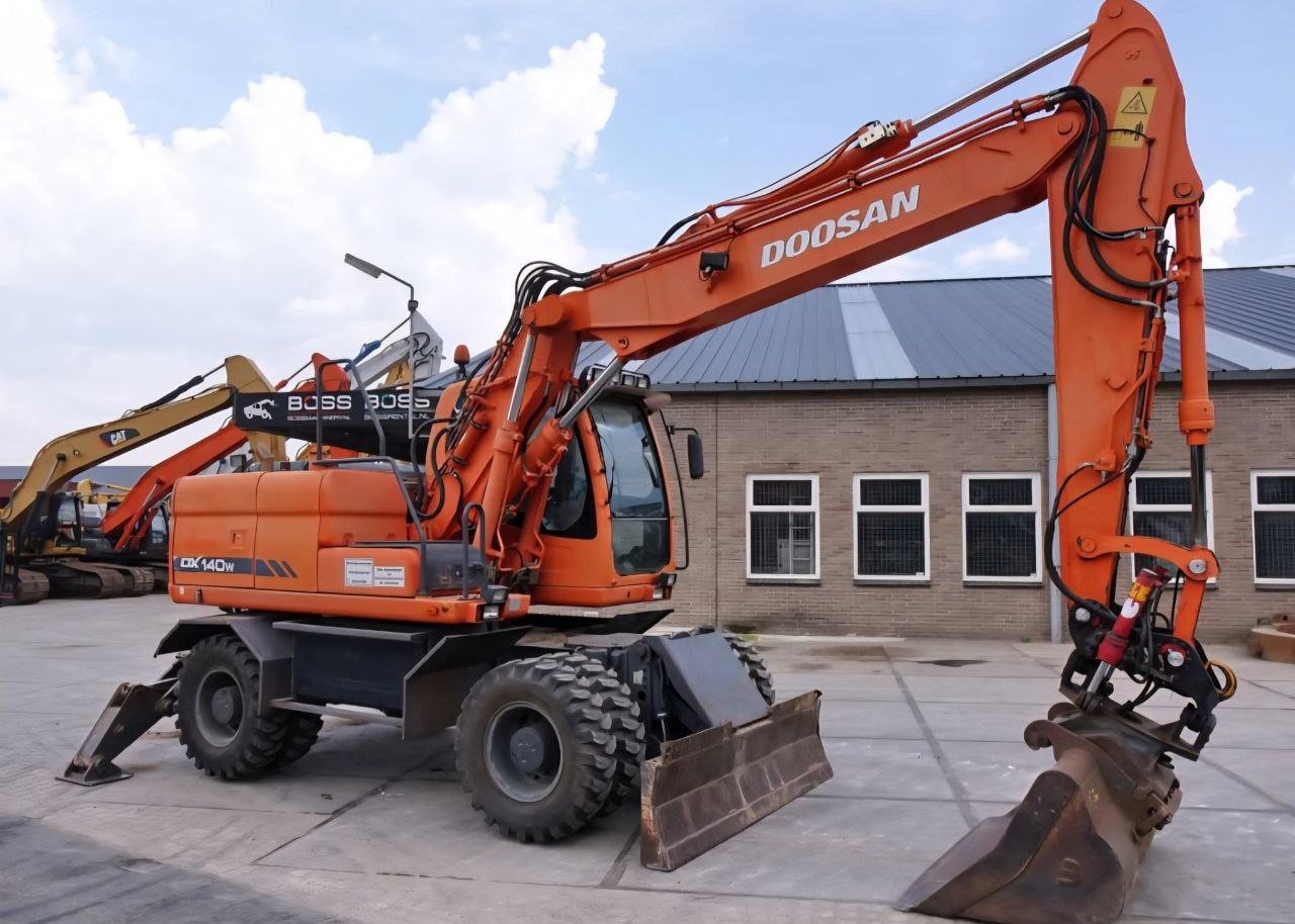 Doosan Excavator for Sale in Homs, Doosan DX140W Wheel Excavator 2015 European Imported and Cleared, Located in Homs