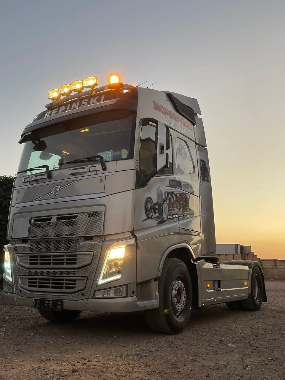 Volvo Truck Head for Sale in Daraa, Volvo Truck Head Model 460 Year 2015 Located in Daraa, Truck Market Syria