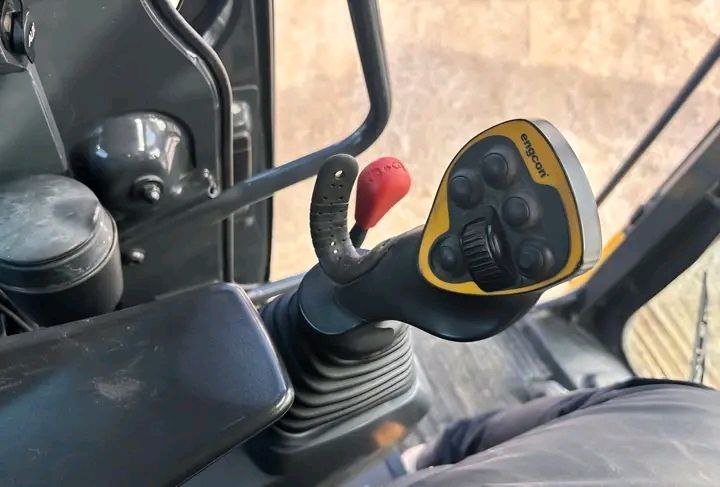 Komatsu Excavator for Sale in Homs, 2019 Komatsu 220 Excavator, Located in Homs, Best Deals on Heavy Equipment