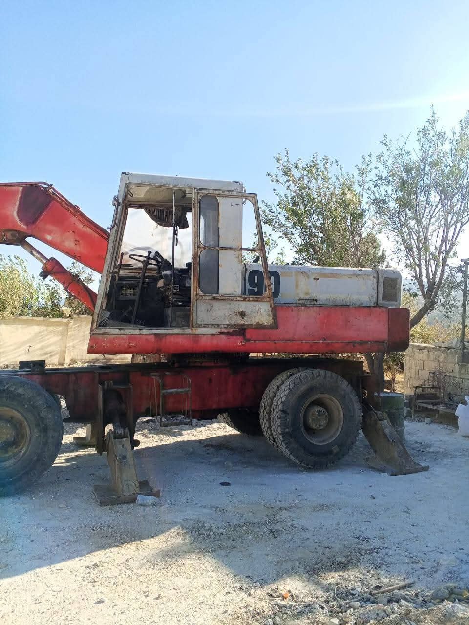 Poclain Excavator for Sale in Idlib, Poclain 90 Model 2002, Located in Idlib, Heavy Equipment Market in Syria