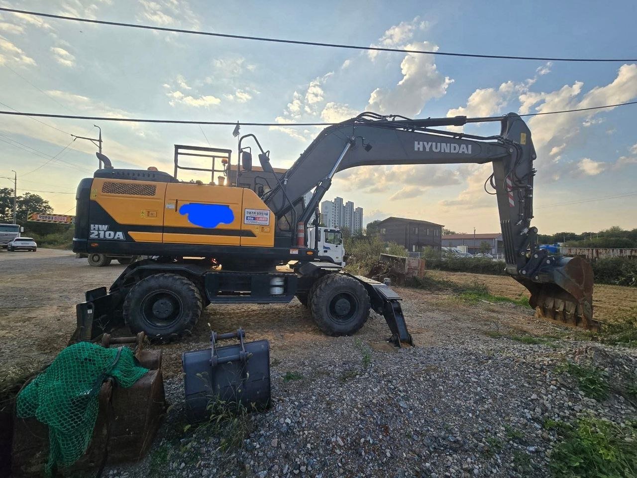حفار هيونداي للبيع في دمشق، باكر Hyundai HW210A موديل 2023 شبه جديد، تواجد دمشق، أفضل العروض على الحفارات الحديثة والمعدات الثقيلة