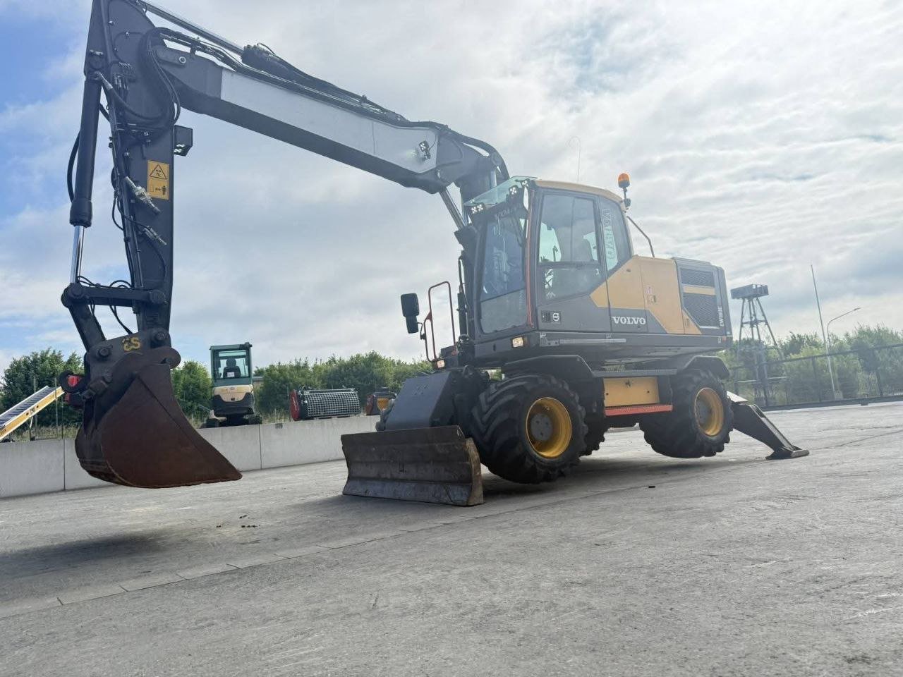 Volvo Excavator for Sale in Idlib, 2016 Volvo EW180 Wheeled Excavator in Excellent Condition, Located in Idlib, Best Deals on Excavators and Heavy Equipment
