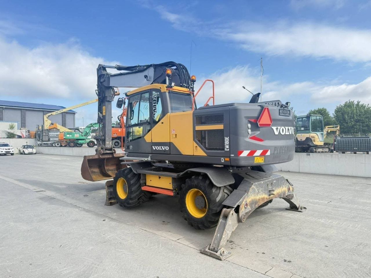 Volvo Excavator for Sale in Idlib, 2016 Volvo EW180 Wheeled Excavator in Excellent Condition, Located in Idlib, Best Deals on Excavators and Heavy Equipment