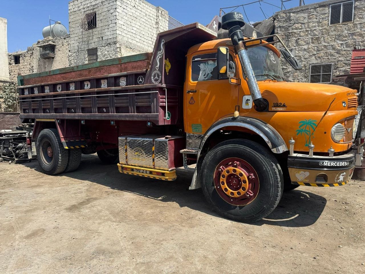 Mercedes Dump Truck for Sale in Damascus, Mercedes Tipper Model 460 1972 Located in Damascus, Heavy Equipment Market in Syria