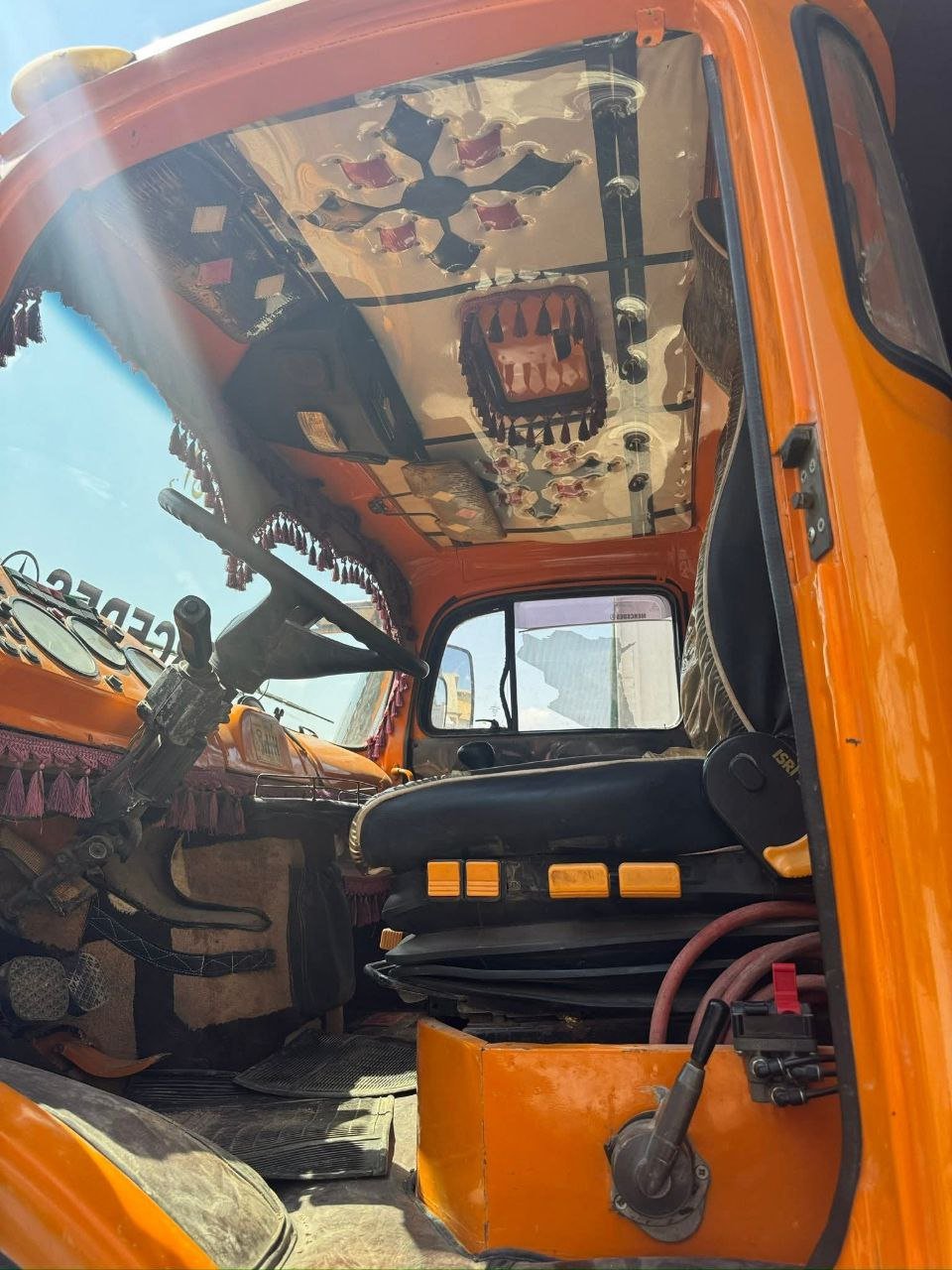 Mercedes Dump Truck for Sale in Damascus, Mercedes Tipper Model 460 1972 Located in Damascus, Heavy Equipment Market in Syria