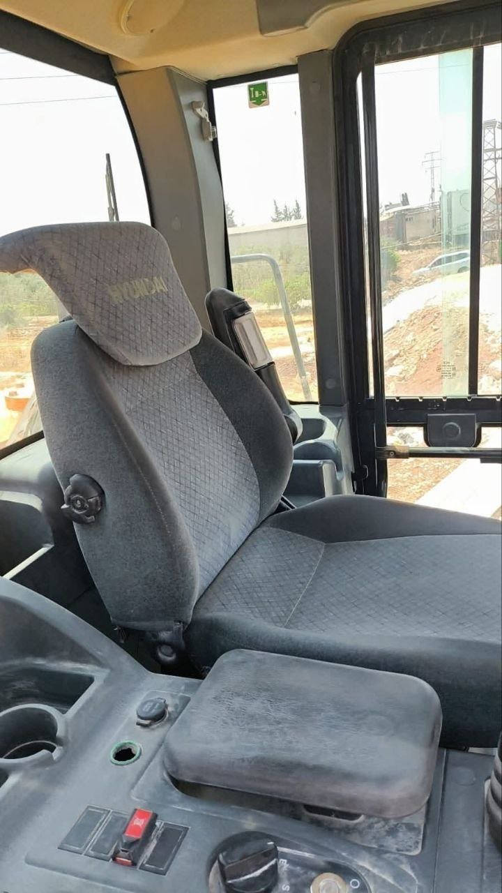 تركسات للبيع في سوريا، لودر هيونداي حجم 770 موديل 2018 بحالة ممتازة، تواجد إدلب، أفضل العروض على المعدات الثقيلة