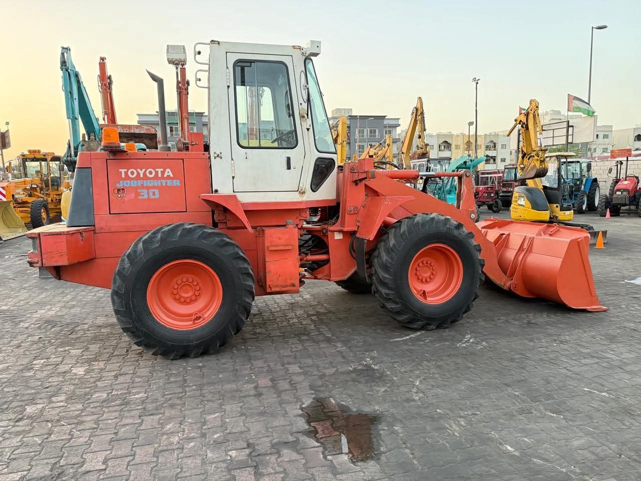 تركس تويوتا للبيع في سوريا، لودر تويوتا 30 وارد صيني بحالة جيدة، تواجد دمشق، أسعار منافسة للمعدات الثقيلة