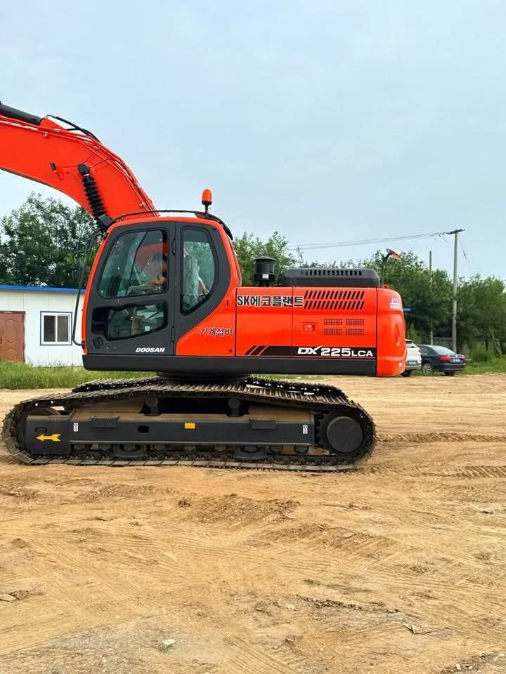 حفار دوسان Doosan DX225 للبيع في سوريا , موديل 2024 مع خدمة توصيل لكل المحافظات – سوق المعدات الثقيلة في سوريا
