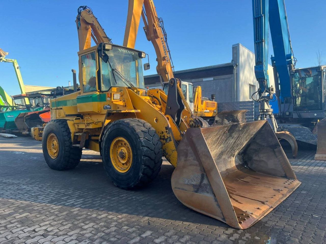 تركس فولفو للبيع في دمشق، لودر فولفو L90C موديل 1998 تواجد دمشق