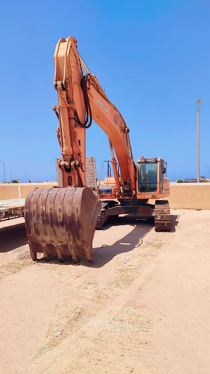 Doosan Excavator for Sale in Aleppo, Doosan 420 2012 Model Available in Aleppo