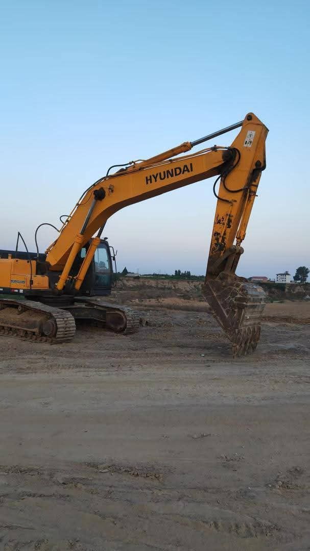 Hyundai excavator for sale in Homs, Hyundai 320, 2012 model, located in Homs, the best site for selling heavy equipment in Syria