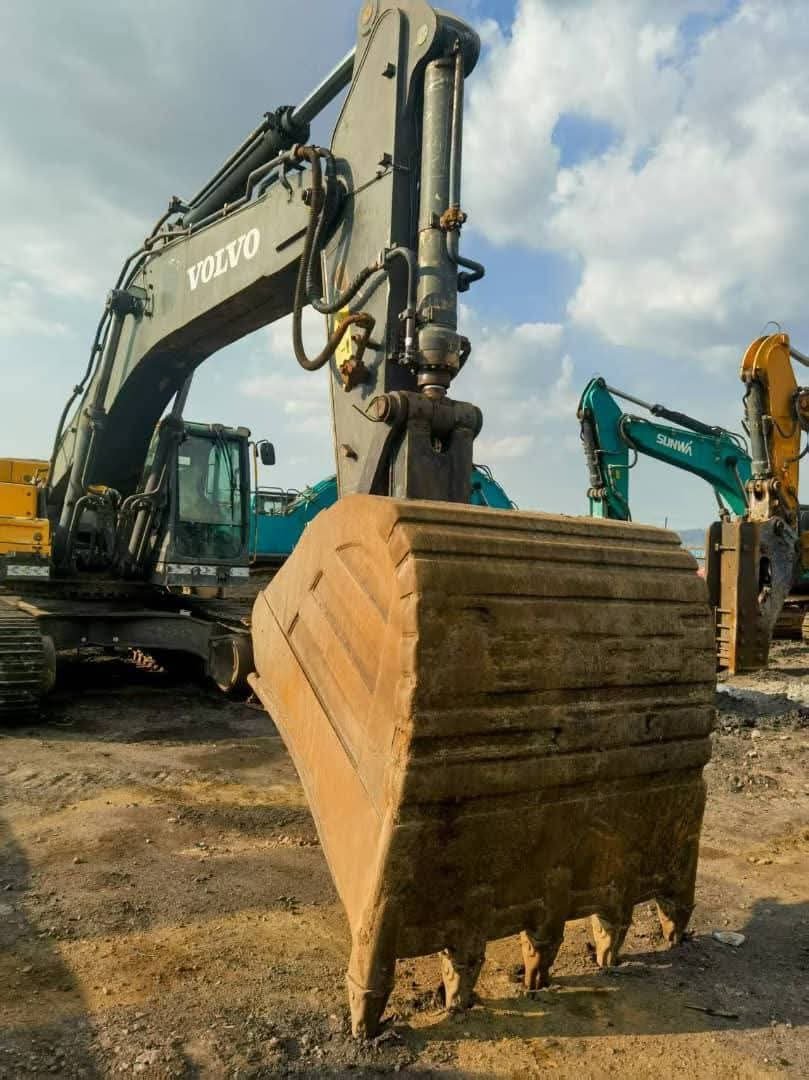 حفار فولفو للبيع في سوريا , باكر فولفو 480 , موديل 2012 , تواجد حمص , سوق المعدات الثقيلة في سوريا