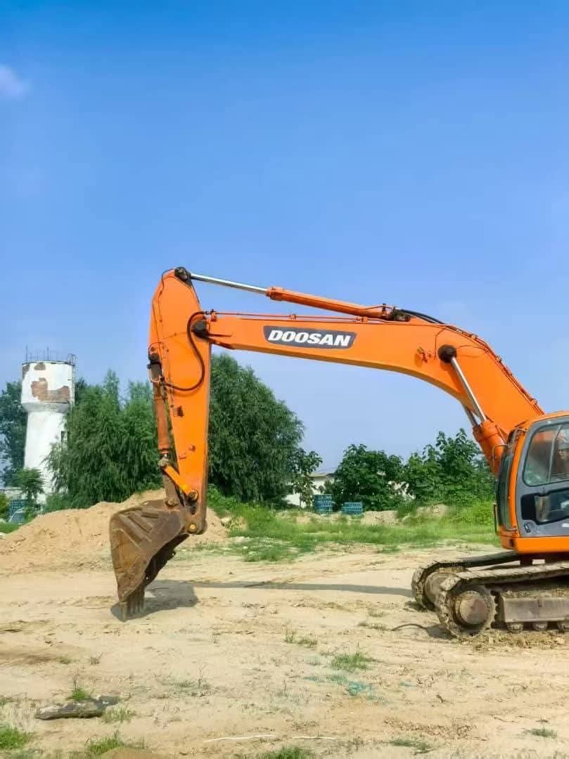 حفار دوسان للبيع في سوريا , باكر دوسان 300 , موديل 2013 , تواجد حمص , سوق المعدات الثقيلة في سوريا