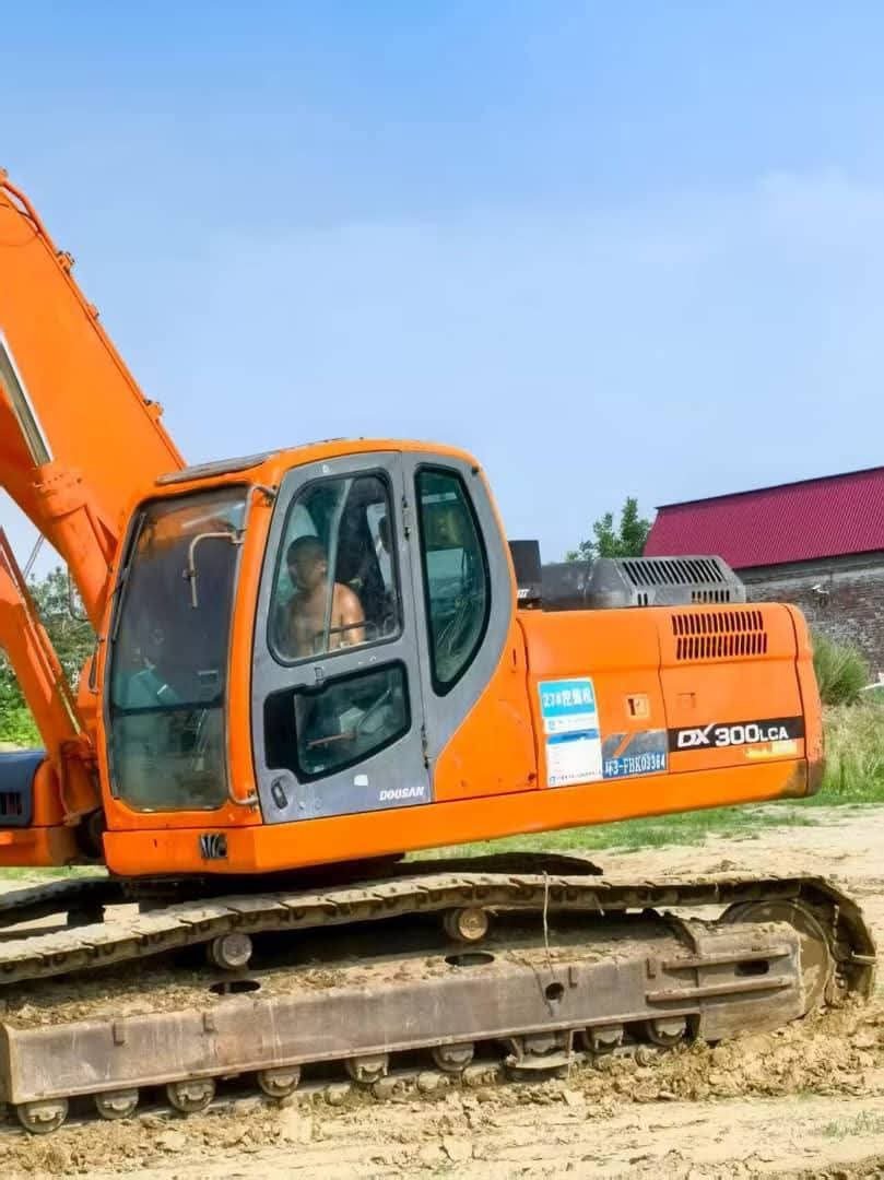 حفار دوسان للبيع في سوريا , باكر دوسان 300 , موديل 2013 , تواجد حمص , سوق المعدات الثقيلة في سوريا