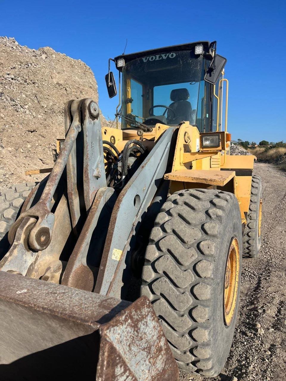 تركس فولفو للبيع في دمشق, لودر فولفو 120 موديل1995 تواجد دمشق, أفضل موقع لبيع المعدات الثقيلة في سوريا