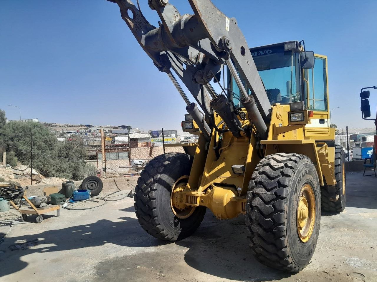 تركس  فولفو في دمشق, لودر فولفو L90 موديل1995تواجد دمشق, أفضل موقع لبيع المعدات الثقيلة في سوريا