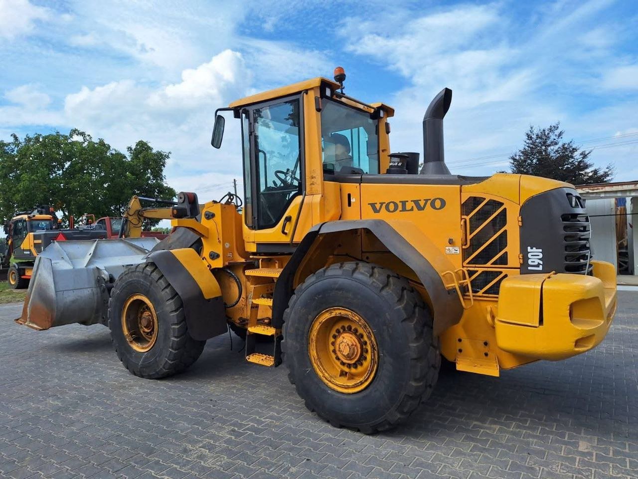 تركس فولفو للبيع في حمص , لودر فولفو L90F موديل 1997 تواجد حمص , أفضل موقع لبيع المعدات الثقيلة في سوريا