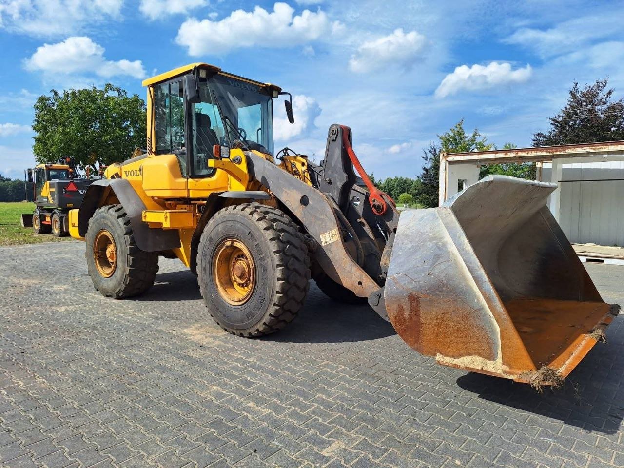 تركس فولفو للبيع في حمص , لودر فولفو L90F موديل 1997 تواجد حمص , أفضل موقع لبيع المعدات الثقيلة في سوريا