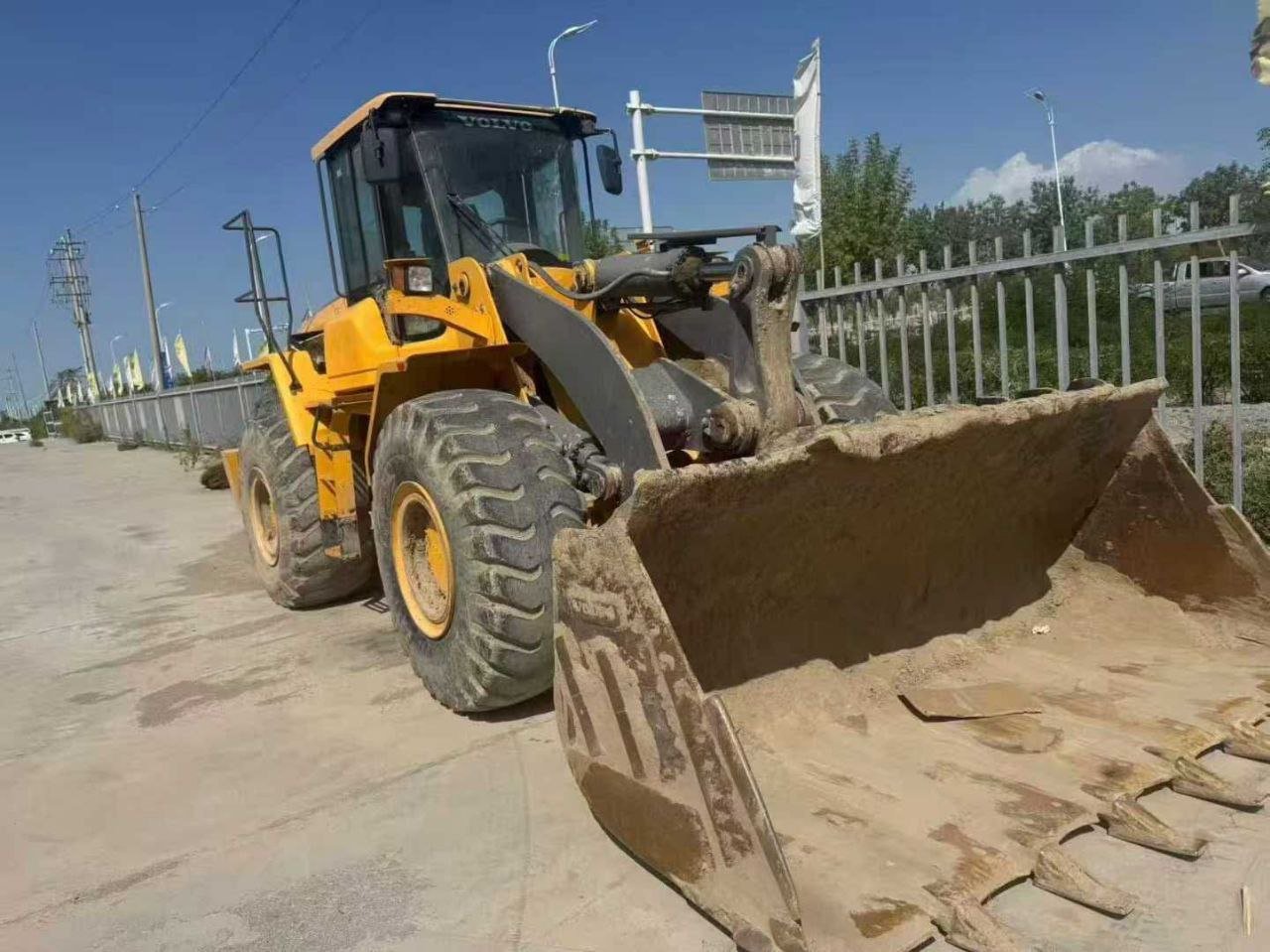 تركسات للبيع في دمشق, لودر فولفو L105 موديل 2013 تواجد دمشق, أفضل موقع لبيع المعدات الثقيلة في سوريا