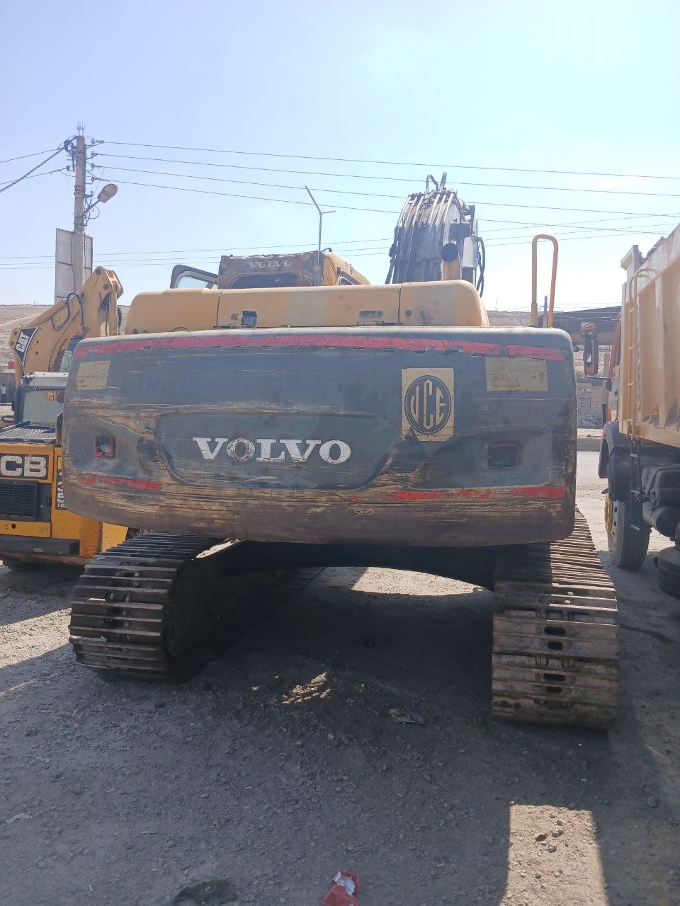 حفار للبيع في سوريا, باكر فولفو مديل 2005 توريد الكويت تواجد ديرالزور, يوجد توصيل لجميع محافظات سوريا