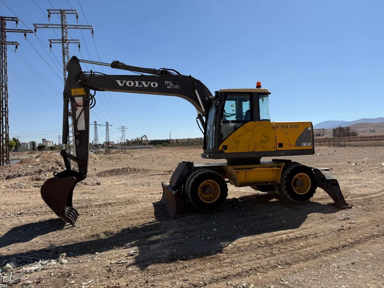 Excavator for sale in Syria, Volvo WE140 backhoe loader, 2001 model, located in Damascus, the best site for selling heavy equipment in Syria.