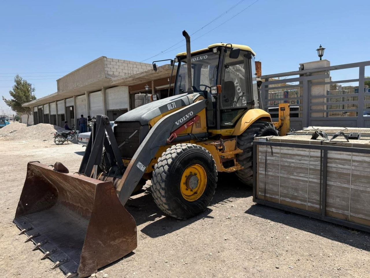 تركسات للبيع في سوريا, لودر فولفو BL71 مديل 2009 تواجد دمشق, أفضل موقع لبيع المعدات الثقيلة في سوريا