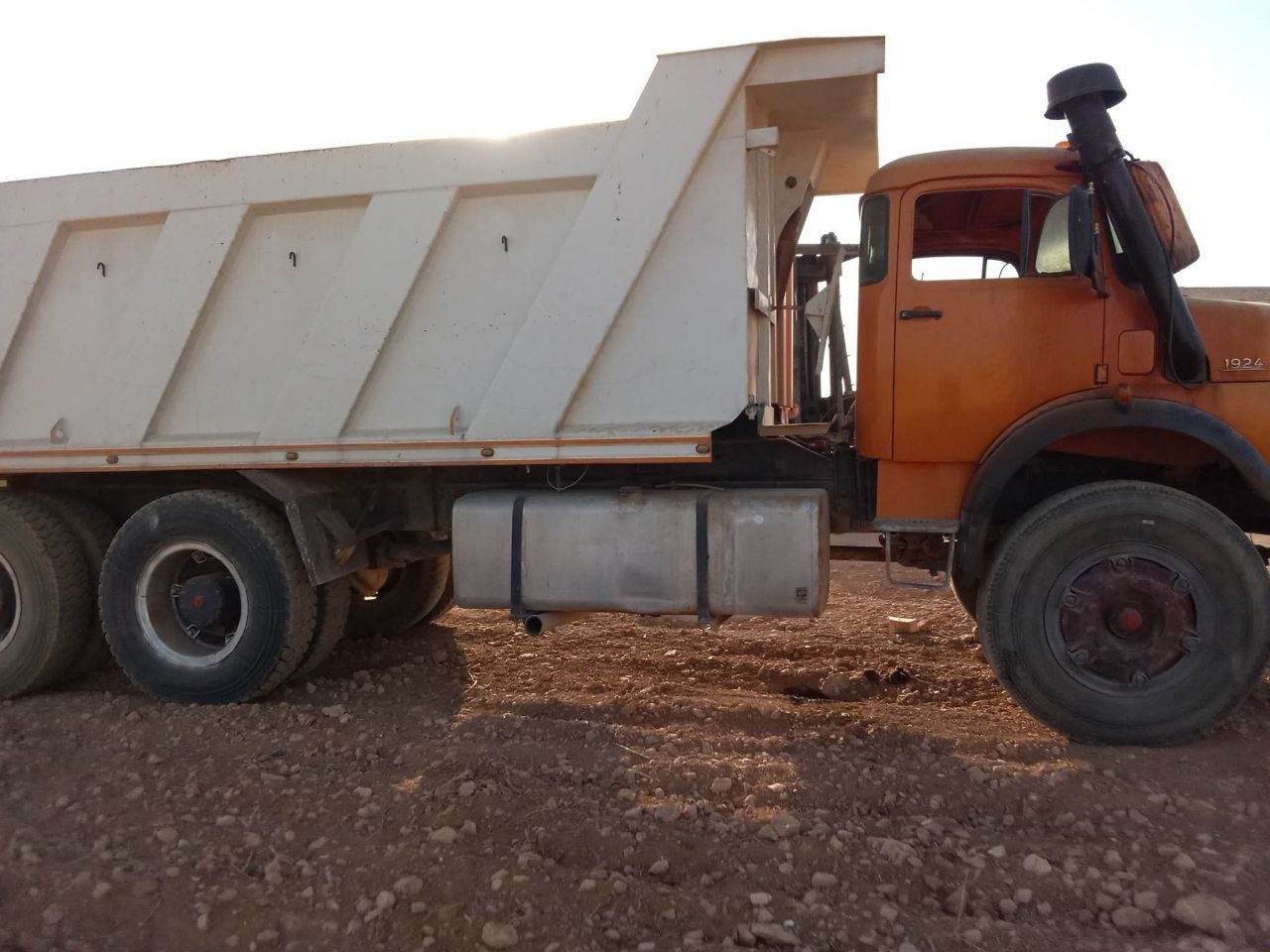 شاحنة فلاب للبيع في سوريا, قلاب مرسدس 460 مديل 1984 تواجد حلب, أفضل موقع لبيع المعدات الثقيلة في سوريا