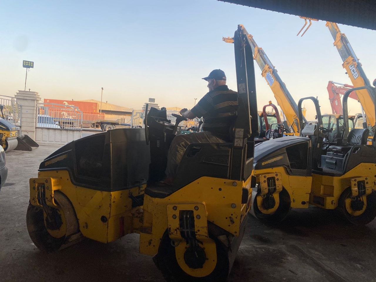 Roller for sale in Syria, Bomag BW120, 2017 model, delivery available to all Syrian governorates, the best site for selling heavy equipment in Syria.