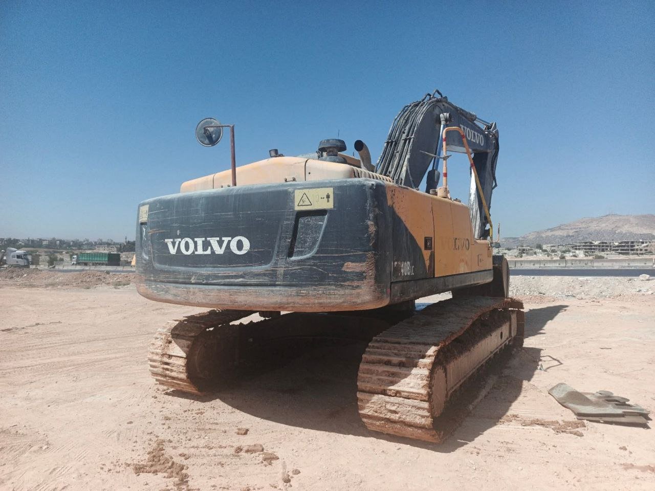 Excavator for sale in Syria, Backer 240 Volvo model 2013, located in Damascus, the best site for selling heavy equipment in Syria.