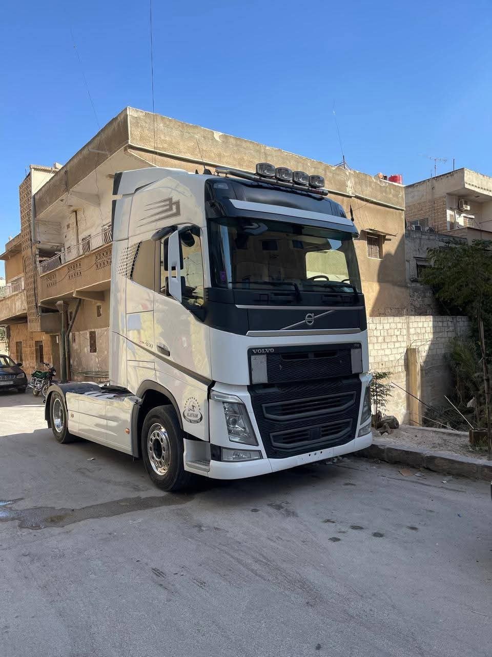 Truck head for sale in Syria, Volvo 1652 model 2017, located in Daraa, the best site for selling heavy equipment in Syria.