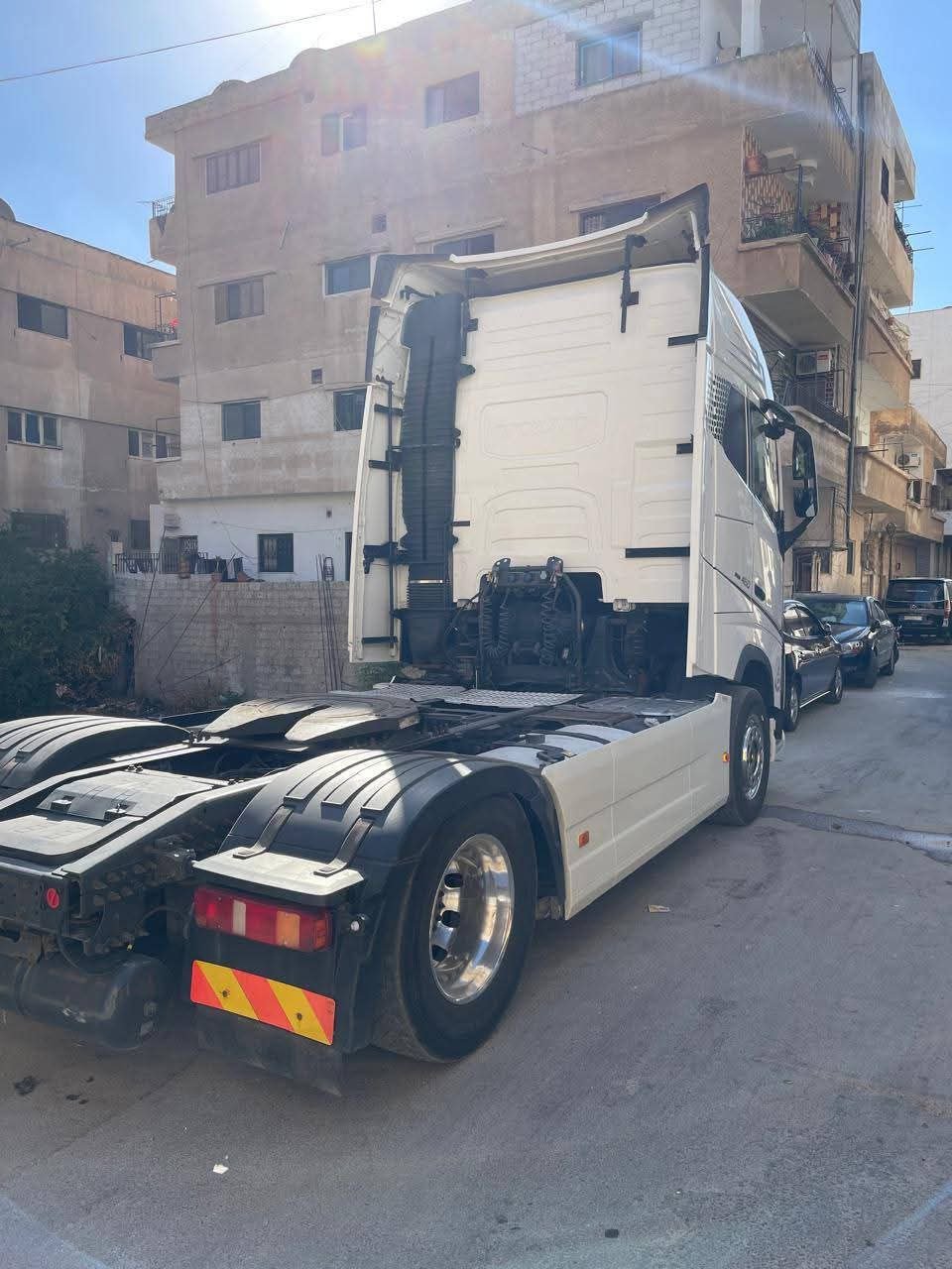 Truck head for sale in Syria, Volvo 1652 model 2017, located in Daraa, the best site for selling heavy equipment in Syria.