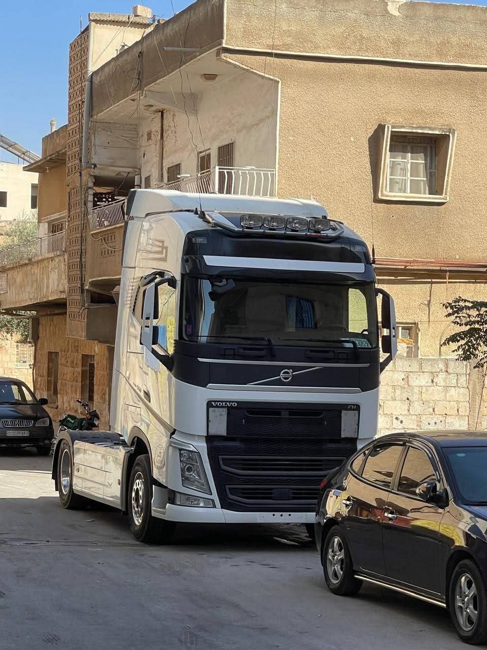 Truck head for sale in Syria, Volvo 1652 model 2017, located in Daraa, the best site for selling heavy equipment in Syria.