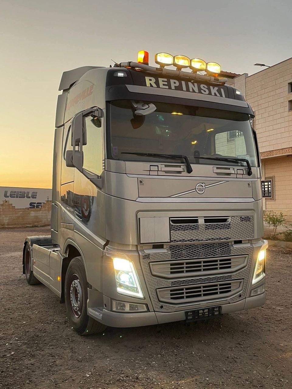 Truck head for sale in Syria, Volvo 460 model 2015, located in Daraa, the best site for selling heavy equipment in Syria.